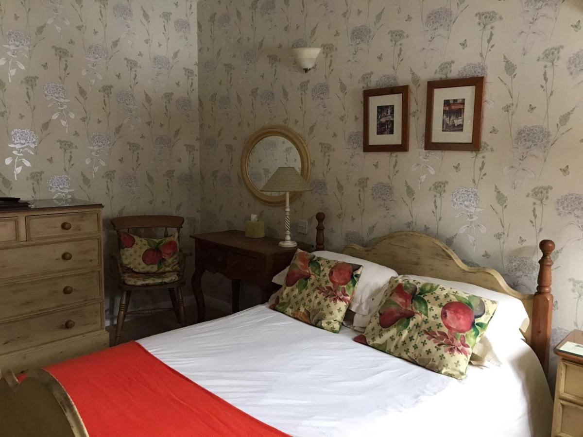 West Lodge Hotel Ейлзбері Екстер'єр фото